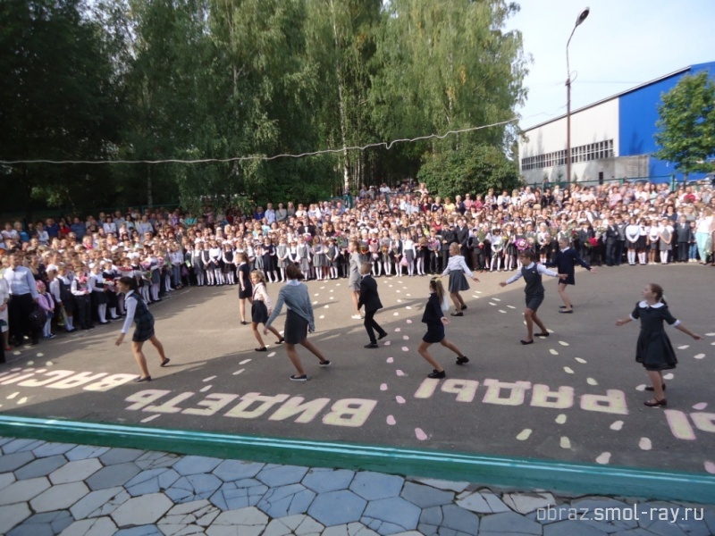 Печерская сш. Школа Печерск. Торжественная линейка посвященная 9 мая в школе. Печерск Школьная 15.