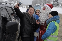 новогоднюю акцию "Дед Морозу обещай - ПДД не нарушай" по соблюдению ПДД водителями провели сотрудники Госавтоинспекции - фото - 9