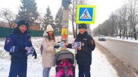 с пешеходами с. Печерск сотрудники Госавтоинспекции провели профилактическую акцию "Пешеход на переход" - фото - 3