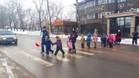 маленькие участники дорожного движения из детского садика "Золотая рыбка" приняли участие в профилактическом мероприятии "Экскурсия к светофору" - фото - 4