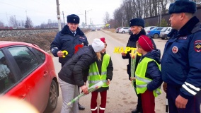 отряд ЮИД МБОУ КАТЫНСКОЙ СШ и СОТРУДНИКИ ОБ ДПС ГИБДД УМВД РОССИИ ПО СМОЛЕНСКОЙ ОБЛАСТИ ПОЗДРАВИЛИ ПРЕДСТАВИТЕЛЬНИЦ ПРЕКРАСНОГО ПОЛА С НАСТУПАЮЩИМ МЕЖДУНАРОДНЫМ ПРАЗДНИКОМ -8 МАРТА - фото - 5