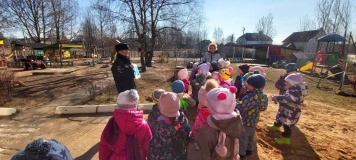 в деревне Богородицкое Смоленского района дорожные полицейские провели профилактическое мероприятие "Юный пешеход" с воспитанниками МБДОУ д/с "Светлячок" - фото - 6