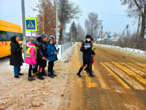 сотрудники Госавтоинспекции Смоленского района совместно с ЮИД провели профилактическую акцию «Заметный пешеход - здоровый пешеход!» - фото - 4