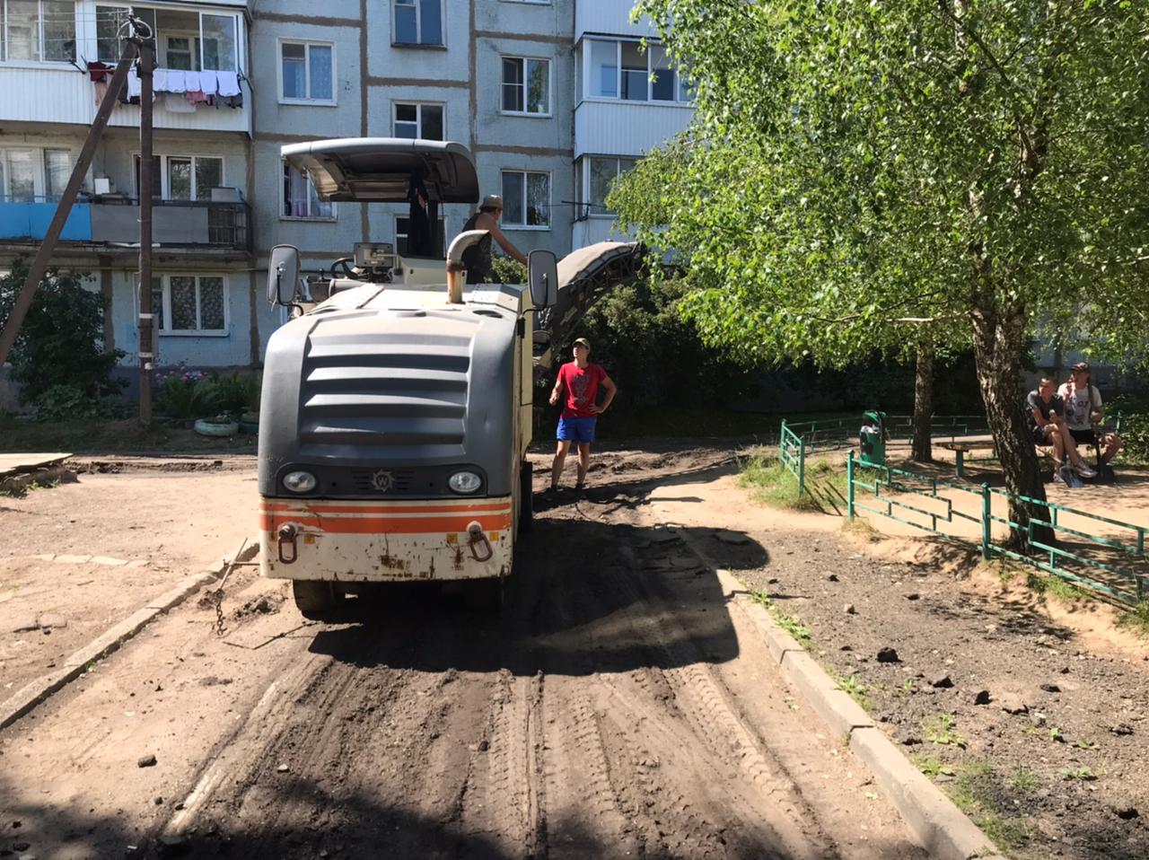 В Смоленском районе в селе Катынь и посёлке Авторемзавод осуществляется  ремонт межквартальных проездов