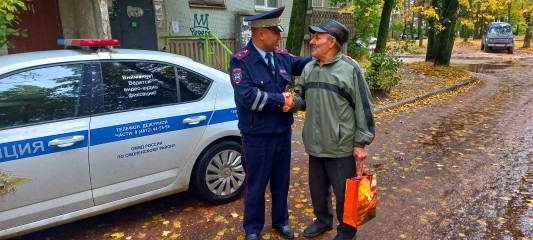 в Смоленске сотрудники ГИБДД поздравили с Днем рождения ветерана службы ГАИ - фото - 3