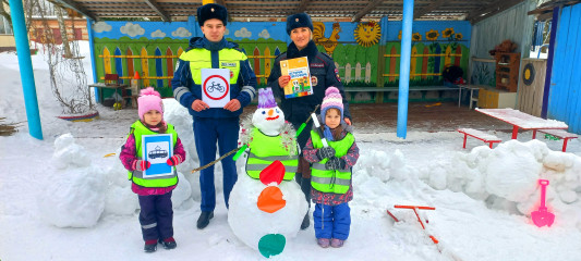 в Смоленском районе автоинспекторы слепили вместе с воспитанниками детского сада «Новогоднего «Снеговика безопасности!» - фото - 5