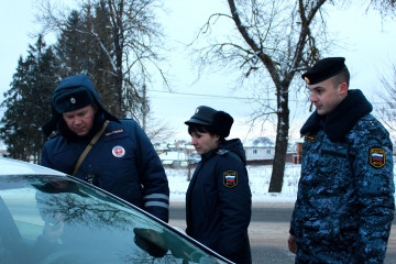 инспекторы ГОСАВТОИНСПЕКЦИИ И СУДЕБНЫЕ ПРИСТАВЫ ПРОВЕЛИ В СМОЛЕНСКОМ РАЙОНЕ СОВМЕСТНЫЙ РЕЙД ПО ВЫЯВЛЕНИЮ ДОЛЖНИКОВ - фото - 1