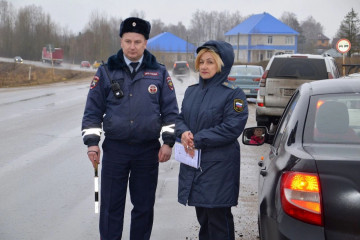 госавтоинспекция ОМВД РОССИ ПО СМОЛЕНСКОМУ РАЙОНУ И СУДЕБНЫЕ ПРИСТАВЫ ПРОВЕЛИ В СМОЛЕНСКОМ РАЙОНЕ СОВМЕСТНЫЙ РЕЙД ПО ВЫЯВЛЕНИЮ ДОЛЖНИКОВ - фото - 1