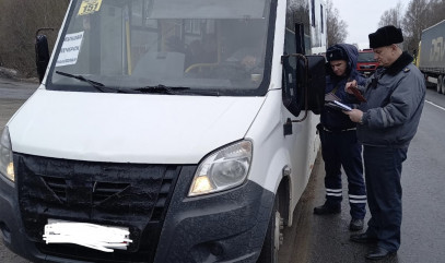 в Смоленском районе сотрудники Госавтоинспекции совместно с МУГАДН осуществляют контроль за пассажирским транспортом - фото - 1