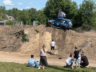 в Смоленском районе сотрудники Госавтоинспекции провели информационно – пропагандистское мероприятие для посетителей и участников благотворительного Off-Road фестиваля "Jeep Weekend 2023" - фото - 8