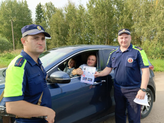 сотрудники ГОСАВТОИНСПЕКЦИИ РАСПРОСТРАНЯЮТ ПАМЯТКИ «ВНИМАНИЕ, УЧАСТИЛИСЬ СЛУЧАИ МОШЕННИЧЕСТВА!» - фото - 5