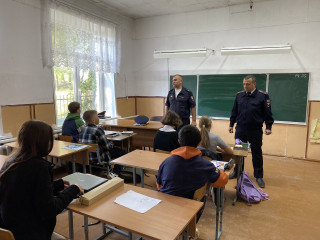 сотрудники ОМВД России по Смоленскому району проводят со школьниками «минутки дорожной безопасности» - фото - 2
