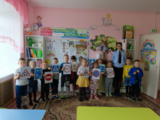 сотрудники отделения Госавтоинспекции Смоленского района провели занятие по ПДД для дошкольников - фото - 3
