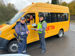 в Смоленском районе сотрудники Госавтоинспекции совместно с МУГАДН осуществляют контроль за пассажирским транспортом - фото - 3