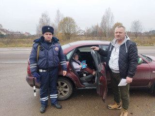 сотрудники Госавтоинспекции Смоленского района провели акцию «В автокресле пристегни – жизнь ребенку сохрани!» - фото - 3