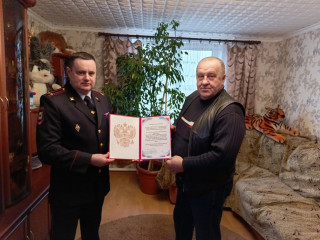 участковые уполномоченные полиции Смоленского района поздравили с профессиональным праздником ветерана службы - фото - 1