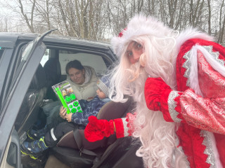 полицейский Дед Мороз в рамках ОПМ «Новогодние каникулы!» поздравлял водителей Смоленского района - фото - 3