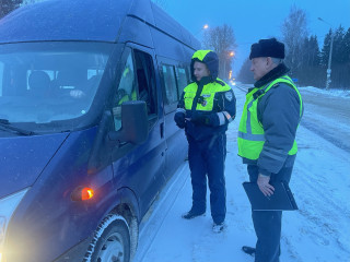 в Смоленском районе сотрудники Госавтоинспекции совместно с МУГАДН осуществляют контроль за пассажирским транспортом - фото - 1