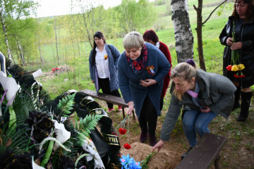 Глава района возложила цветы к могиле Подвалкова Юрия Васильевича, погибшего в ходе СВО - 4
