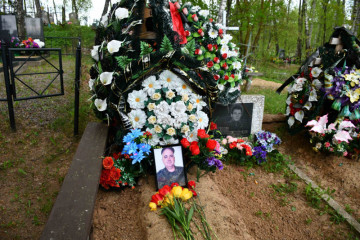 Глава района возложила цветы к могиле Подвалкова Юрия Васильевича, погибшего в ходе СВО - 3