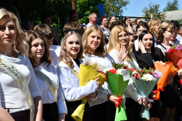 Глава района Ольга Павлюченкова поздравила выпускников Печерской средней школы - 6