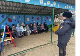 сотрудники Госавтоинспекции в гостях у воспитанников детского сада «Светлячок» - фото - 3