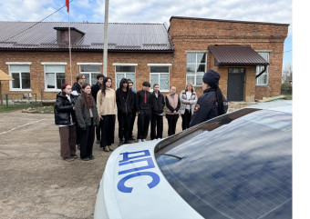 сотрудники Госавтоинспекции организовали профилактическое профориентационное мероприятие «Служба в Госавтоиснпекции» - фото - 5