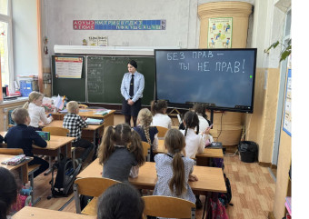 сотрудники Госавтоинспекции провели урок дорожной безопасности в Дивасовском классе ЮИД - фото - 2