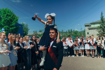 для выпускников Смоленского муниципального округа прозвенели последние звонки - фото - 17