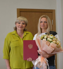 ️глава Смоленского округа Ольга Павлюченкова передала супруге участника специальной военной операции Благодарственное письмо - фото - 1