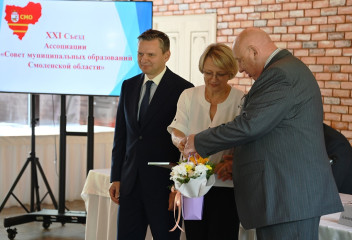 ​представителей Смоленского округа наградили на XXI Съезде Ассоциации «Совет муниципальных образований Смоленской области» - фото - 11