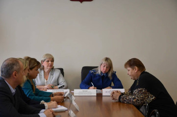 глава Смоленского округа Ольга Павлюченкова совместно с прокурором Смоленского района Оксаной Кадилиной провели приём членов семей участников СВО - фото - 6