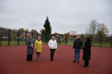 глава Смоленского округа Ольга Павлюченкова посетила с рабочим визитом Хохловскую среднюю школу, где ознакомилась с результатом строительства спортивной площадки - 4 глава Смоленского округа Ольга Павлюченкова посетила с рабочим визитом Хохловскую среднюю школу, где ознакомилась с результатом строительства спортивной площадки - фото - 4