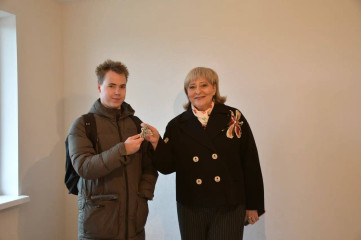 глава Смоленского округа Ольга Павлюченкова вручила ключи от новых квартир молодым людям из числа детей-сирот и детей, оставшихся без попечения родителей - фото - 9