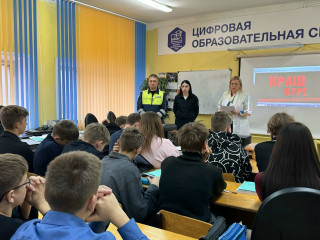 сотрудники Госавтоинспекции ОМВД России «Смоленский» провели для учащихся МБОУ «Трудиловская СШ» познавательный краш курс по безопасности дорожного движения - фото - 7