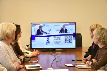 команда Администрации Смоленского муниципального округа внимательно смотрит Прямую линию с Губернатором нашей области Василием Анохиным - фото - 3