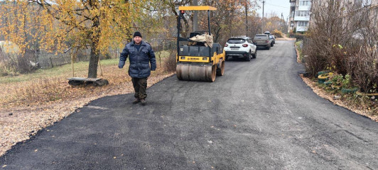выполнили работы по благоустройству придомовой территории возле многоквартирных жилых домов № 1, № 2, № 3, № 4 по ул. Молодежная в деревне Ракитня-2 - фото - 6