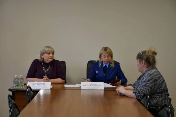глава Смоленского округа Ольга Павлюченкова вместе с прокурором Смоленского района Оксаной Кадилиной провели прием граждан с ограниченными возможностями здоровья, а также лиц, воспитывающих детей-инвалидов - фото - 4