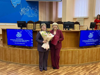 глава Смоленского округа Ольга Павлюченкова поздравила коллектив УФНС России по Смоленской области с прошедшим профессиональным праздником и 35- летием со дня образования налоговых органов РФ - фото - 9