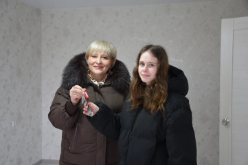 глава Смоленского округа Ольга Павлюченкова вручила ключи от новых квартир молодым людям из числа детей-сирот и детей, оставшихся без попечения родителей - фото - 10