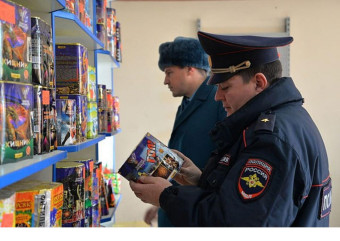 полиция напоминает об ответственности за правонарушения, совершаемые при реализации и использовании пиротехнических изделий - фото - 1