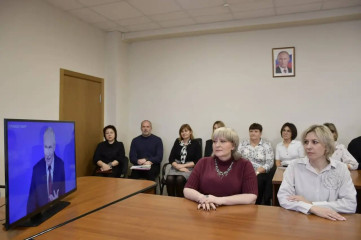 вместе со всей страной Глава Смоленского округа Ольга Павлюченкова и сотрудники Администрации следили за прямой линией с Президентом России Владимиром Путиным - фото - 4