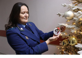 смоленская транспортная прокуратура приняла участие в благотворительной акции «Ёлка добра» - фото - 1