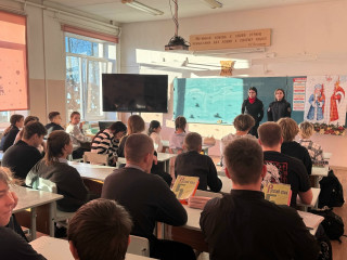 сотрудники Госавтоинспекции и подразделения по делам несовершеннолетних провели познавательное мероприятие в МБОУ «Гнездовская средняя школа» - фото - 2