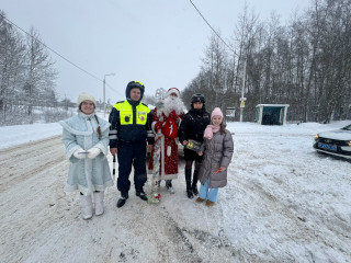 госавтоиснпекция и «Движение первых» поздравили жителей Смоленского муниципального округа с наступающим 2026 годом - фото - 11