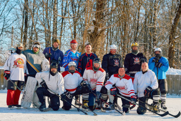 выходные на льду! Мороз нипочём! В эти выходные в с. Пригорское сошлись в жарких товарищеских матчах сборная «Смоленск» и наш СК «Пригорское» - фото - 10
