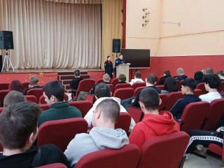 сотрудники Госавтоинспекции провели профилактическое занятие в автошколе техникума в п. Катынь - фото - 4