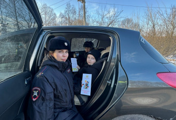сотрудники Госавтоинспекции провели акцию «Пристегните самое дорогое и пристегнитесь сами» - фото - 3