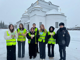 сотрудники Госавтоинспекции со школьниками провели профилактическую акцию «Я люблю ПДД!» - фото - 12