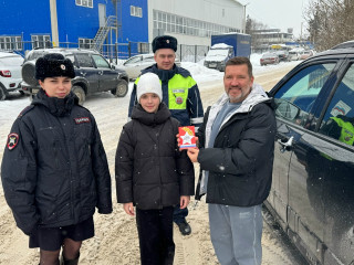 сотрудники Госавтоинспекции совместно с Юными инспекторами движения поздравили водителей с наступающим Днём защитника Отечества - фото - 9